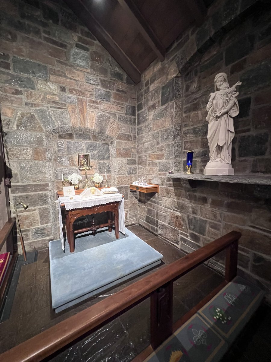 GraceEpisAlexVA's tweet photo. Offering the Eucharist at noon.

Please know we are praying for you.

#AlexandriaVA #BoundlessGrace https://t.co/AMT3n4cfCR