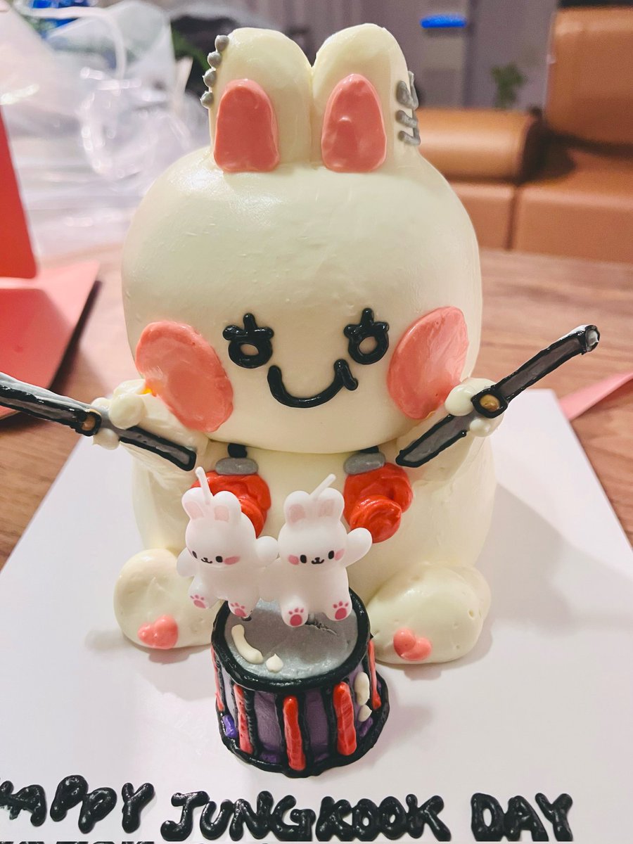 _candyclover's tweet photo. [JK🌟] เค้กกระต่ายที่กลับมาจากนรก...
ขอบคุณเมมเบอร์มาก ๆ เลย !
และขอบคุณอาร์มี่ของเราเสมอเลยฮะ ! วันนี้สนุกมากเลยครับ !!!

https://t.co/gnmZ8AwEVk https://t.co/tbUfm6cqFa