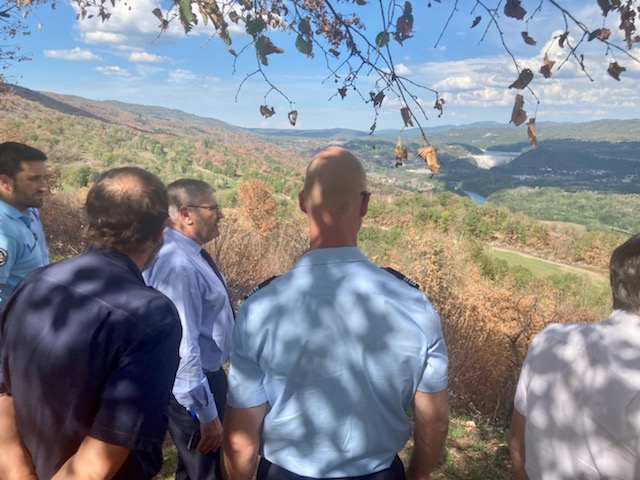 Prefet39's tweet photo. [1|3]📍Cet après-midi, Serge CASTEL, préfet du Jura, accompagné des élus locaux et maires concernés, s'est rendu sur les communes de #Cernon et #Vescles, touchées par les feux de forêts du mois d'août. 🌲 https://t.co/K6RhAMxqaG