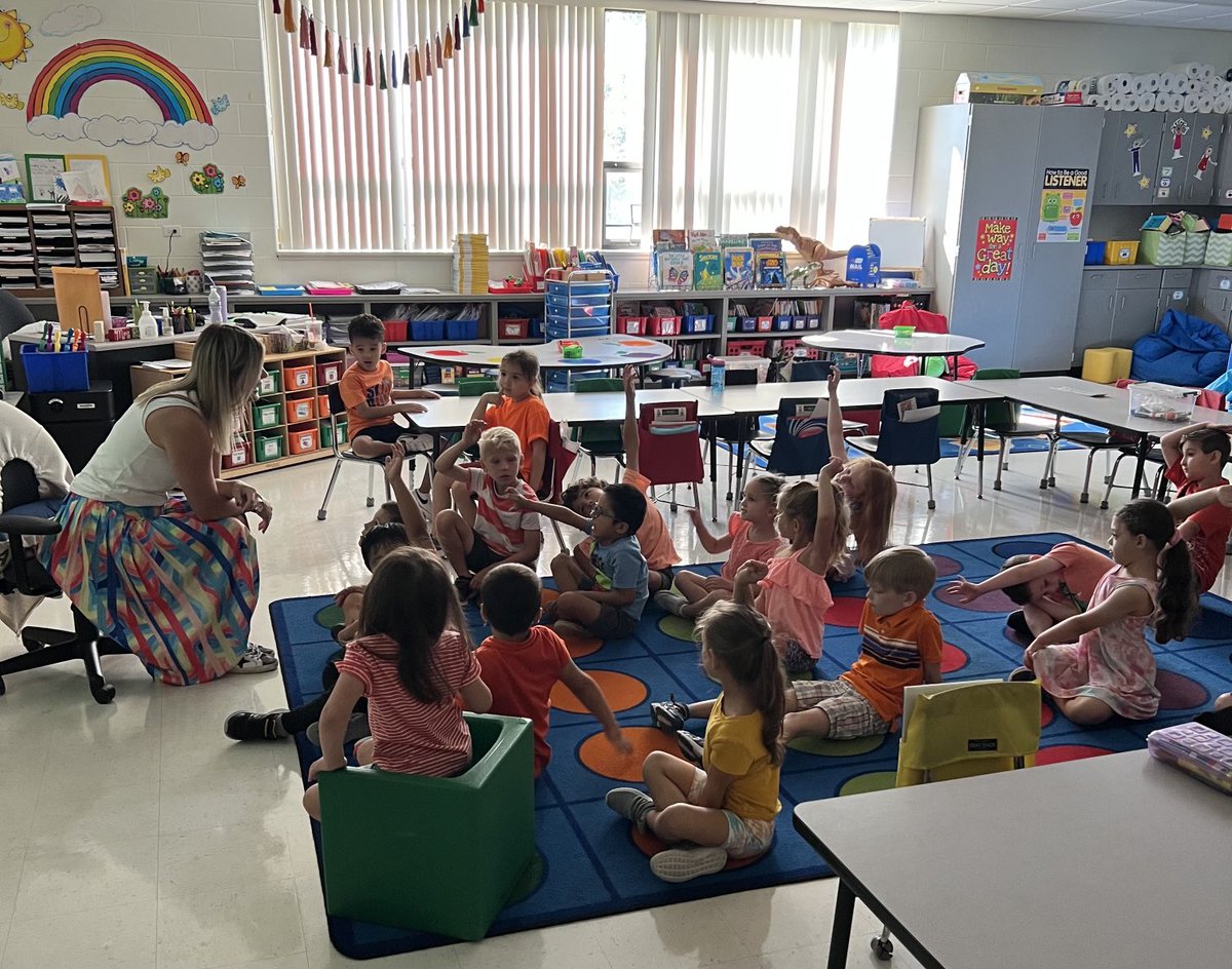john_bryk's tweet photo. Mrs. Rucinski sharing an important safety lesson with her kindergarten students on Orange Day!🍊🍊🍊⁦@OSD135⁩  ⁦@Prairie_Hawks⁩ https://t.co/RCvbYgowXu