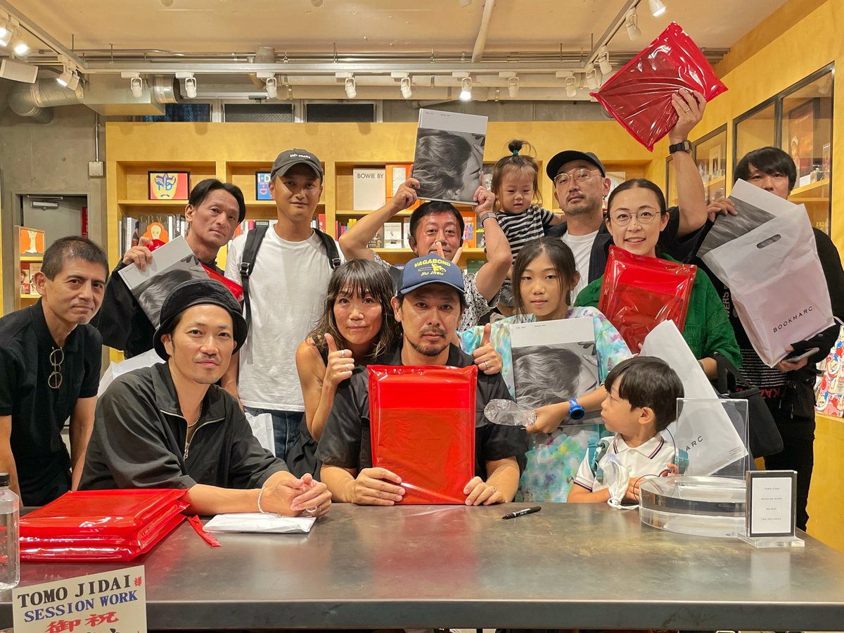 takeshi_mochida's tweet photo. 【御礼】本日はTOMO JIDAI “SESSION WORK” 発売記念 トーク with 千葉琢也 ＆サイン会＠ #BOOKMARC にお越し頂いた沢山皆様ありがとうございました。満員御礼！本日ご来店できなかったお客様用にサイン本も若干数ご用意しております。皆様のご来店お待ちしております。 https://t.co/8xrjhUGmqg