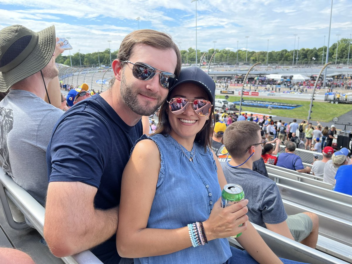 luscuerito's tweet photo. #Nascar buscando al Rayo McQueen ❤️❤️ 🏎 #race https://t.co/F821dZffTx