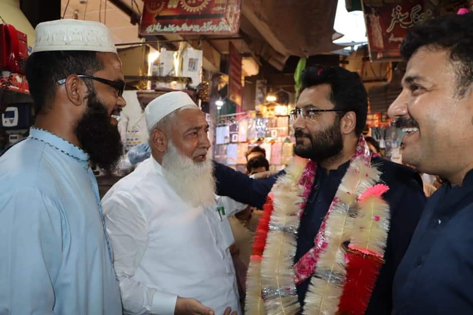 Usmankhan260's tweet photo. #UC01
سیکرٹری اطلاعات تحریک انصاف فرخ حبیب کی انارکلی بازار، جھنگ بازار کا دورہ، دکانداروں سے ملاقات 
فرخ حبیب نے دکانداروں کو 4 ستمبر کو فیصل آباد میں ہونے والے جلسے میں شرکت اور 25 ستمبر کو ہونے والے ضمنی انتخاب میں ووٹ کاسٹ کرنے کی دعوت دی.

#smt pti Faisalabad https://t.co/2GC1k5IxIs