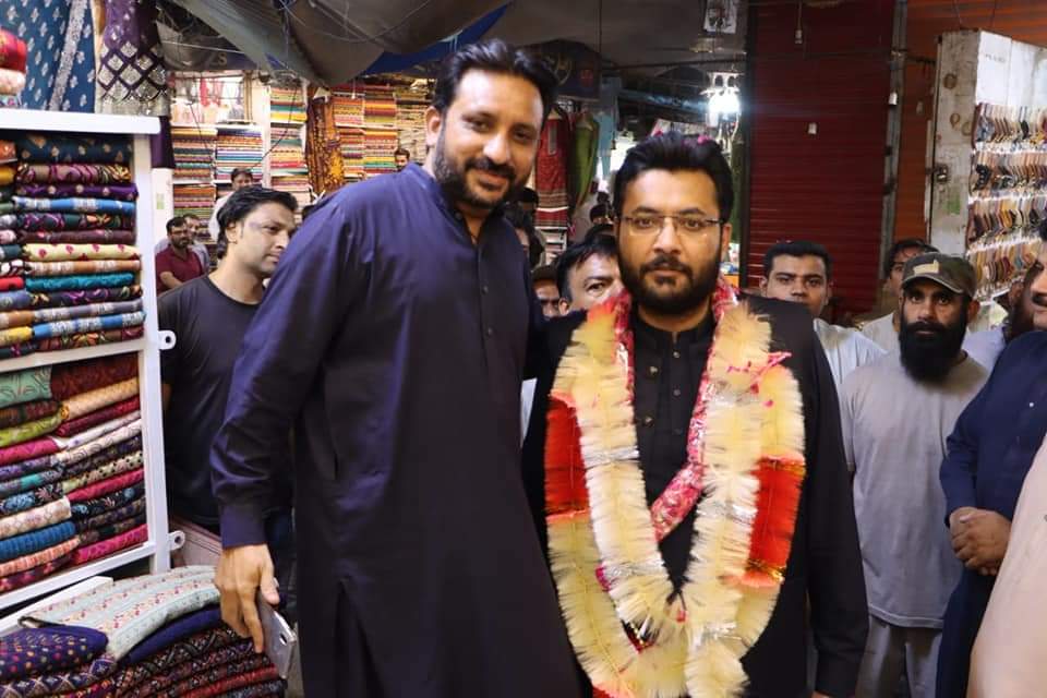 Usmankhan260's tweet photo. #UC01
سیکرٹری اطلاعات تحریک انصاف فرخ حبیب کی انارکلی بازار، جھنگ بازار کا دورہ، دکانداروں سے ملاقات 
فرخ حبیب نے دکانداروں کو 4 ستمبر کو فیصل آباد میں ہونے والے جلسے میں شرکت اور 25 ستمبر کو ہونے والے ضمنی انتخاب میں ووٹ کاسٹ کرنے کی دعوت دی.

#smt pti Faisalabad https://t.co/2GC1k5IxIs