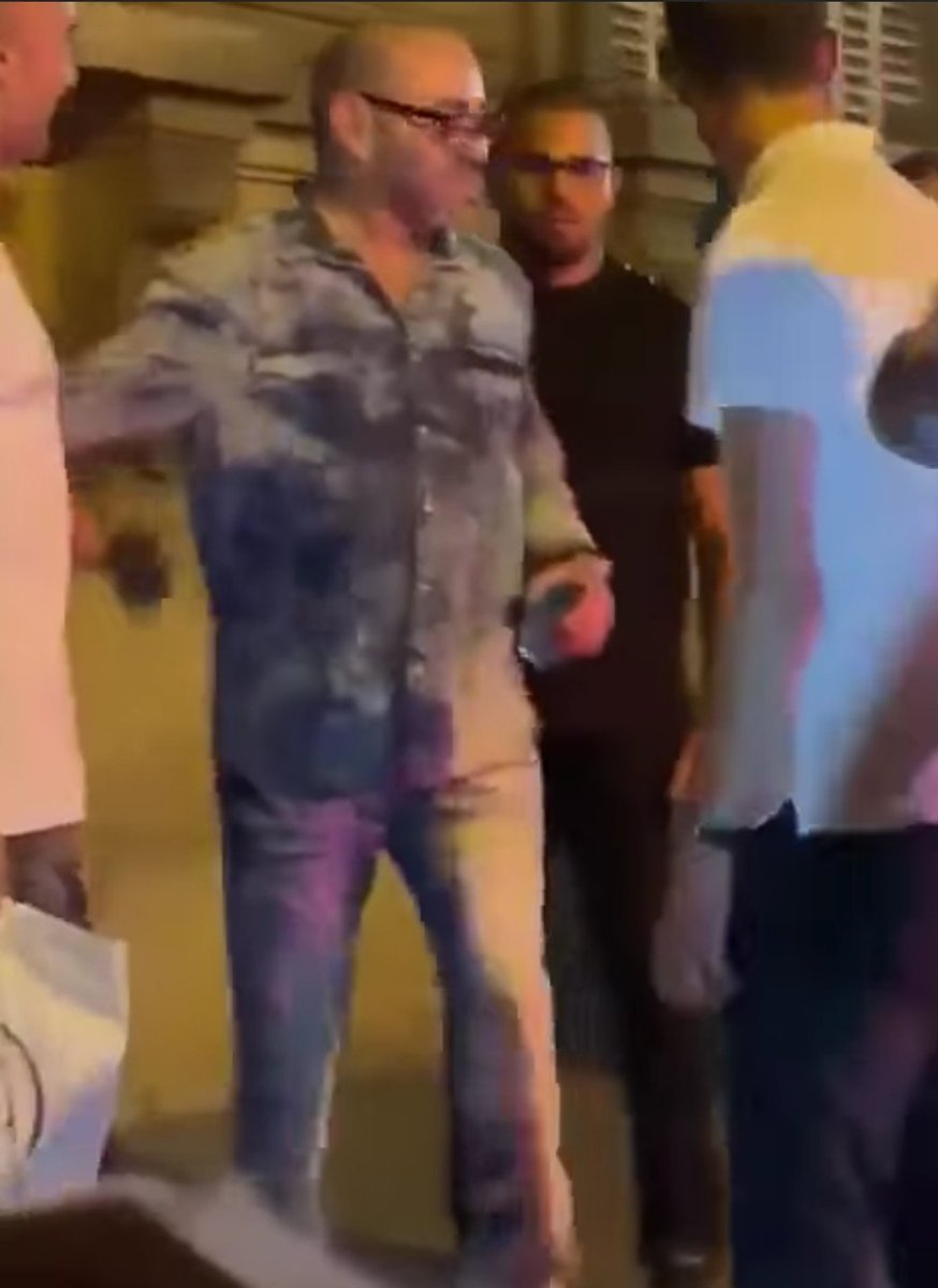 Alaph16's tweet photo. @pseudo1dispo Je n'imagine même pas le sentiment de tous ces soldats marocains entassés au tour du mur au Sahara occidental, qui ont vu la vidéo de leur sois disant "chef d'armée et prince des croyants" se balader bourré à Paris ... Pendant qu'ils n'arrivent même pas à avoir de l'eau propre. https://t.co/hjgd5JZJaK