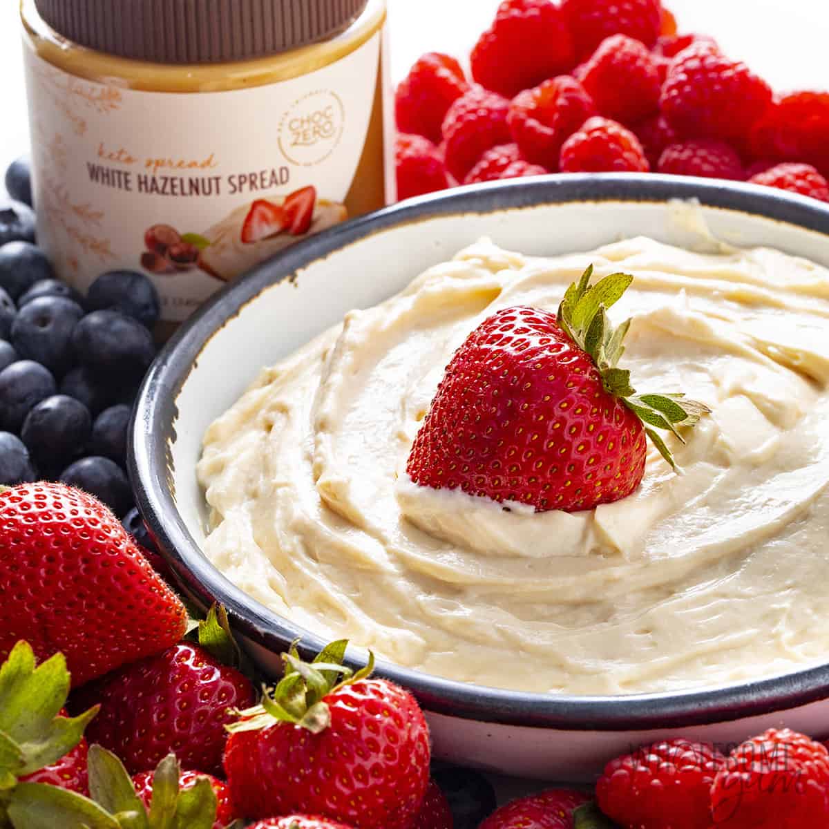 Rich <a href="/CHOCZERO/">ChocZero</a> white choc hazelnut spread blends in to the ultimate creamy fruit dip 😍 Get the recipe ➡️ wholesomeyum.com/healthy-fruit-…