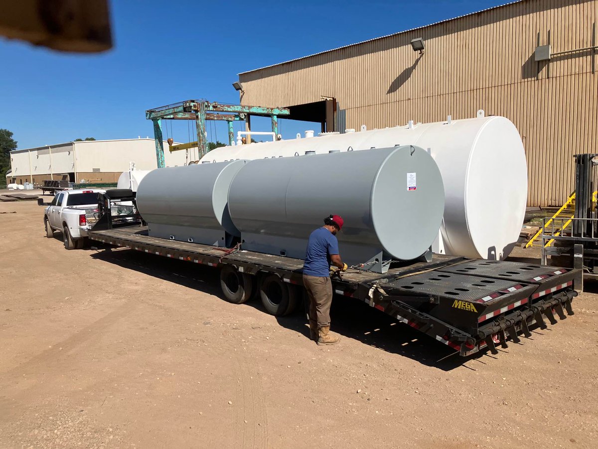 NewberryTanks's tweet photo. This #TankThursday, we have a wide variety of tanks in many different colors shipping to: Mississippi, Texas, Louisiana, Alabama, Tennessee and South Carolina
#OilandGas #SkidTanks #LubeOil #SteelTanks #TurnkeyTanks https://t.co/Ec402XgqdO