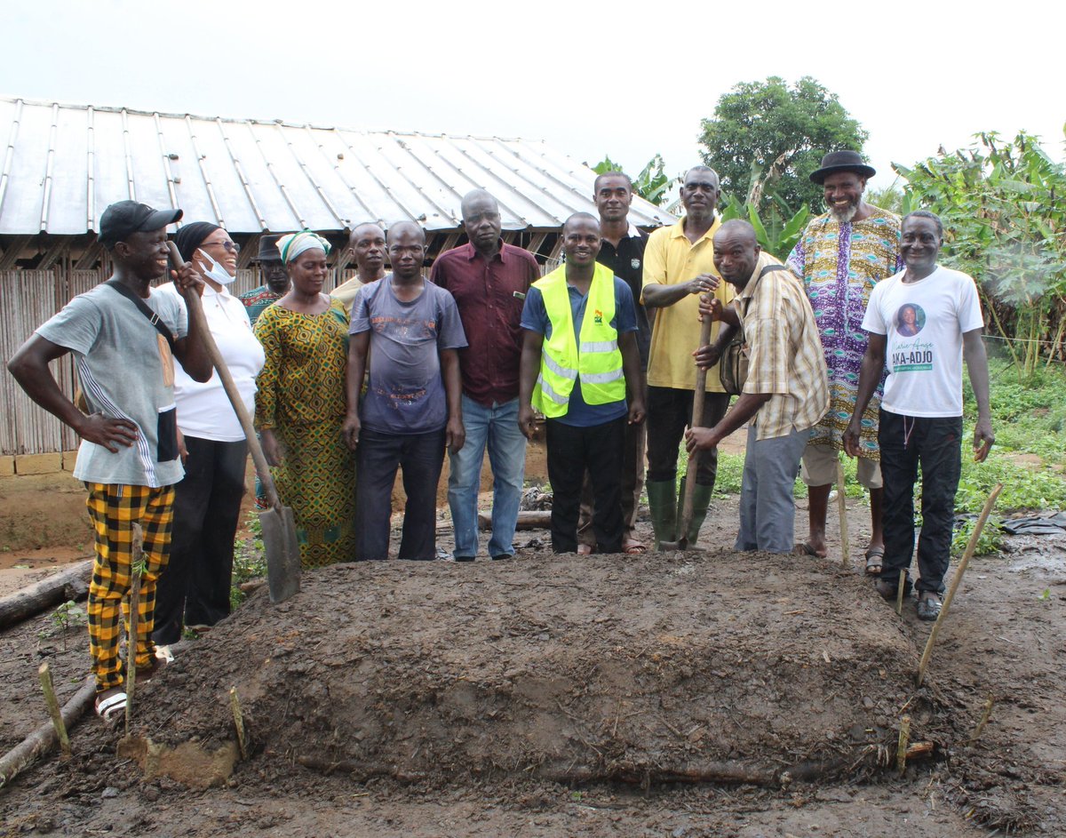 ANADER_CI's tweet photo. A #Irobo dans la sous-préfecture de #Dabou, la visite du suivi post-formation de la maturation du #compost dans le cadre du projet #BENKADI a permis de s'assurer du respect ⤵️⤵️
#CIV225
@csci225
#changementclimatique
#agriculturebiologique
#agriculture https://t.co/ZpgvmASvwf