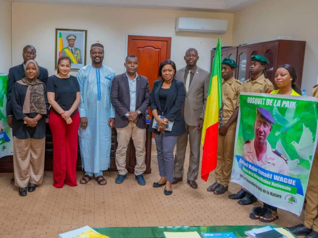 Diouara25's tweet photo. #Paix et réconciliation #
Jeudi, 01/09 2022, le  Chef de Cabinet du Ministre du #MRPCN M.Diouara a reçu en audience, au nom du Ministre #WAGUE, l'Association des " Amis de la Nature"pour le " le Bosquet de la Paix"
#com#
# Pour la Paix aucun sacrifice n’est de trop # https://t.co/p5Jk90RNpO