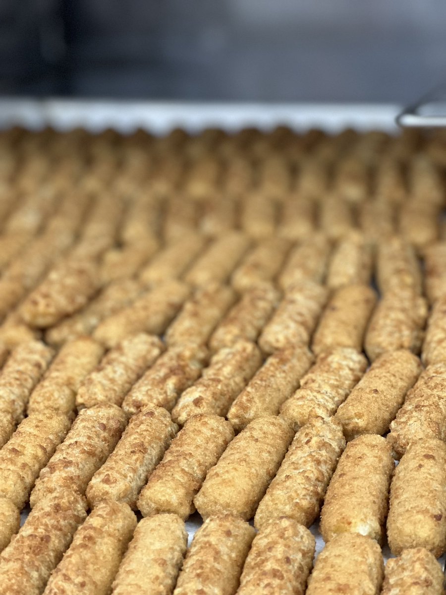 CPSbirdfeeders's tweet photo. Middles school lunch today!  Yum. Buffalo chicken dip w/ chips, mozzarella cheese sticks w/ marinara, cheeseburgers, chef salad or bagel/yogurt https://t.co/C06k4GwA6G