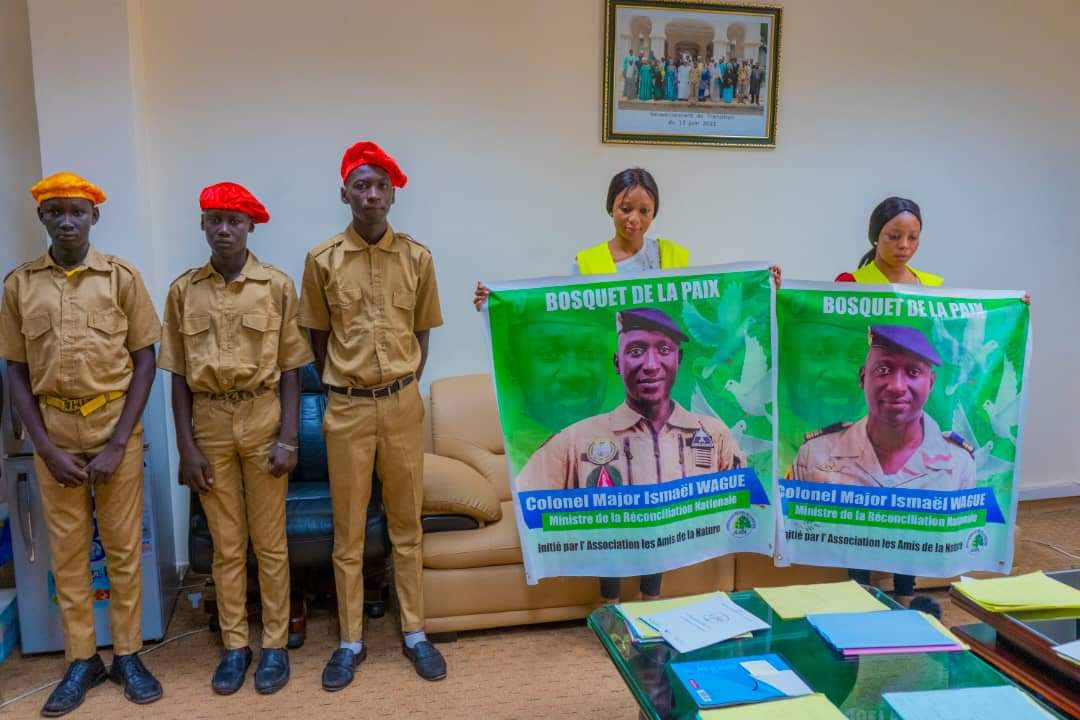 Diouara25's tweet photo. #Paix et réconciliation #
Jeudi, 01/09 2022, le  Chef de Cabinet du Ministre du #MRPCN M.Diouara a reçu en audience, au nom du Ministre #WAGUE, l'Association des " Amis de la Nature"pour le " le Bosquet de la Paix"
#com#
# Pour la Paix aucun sacrifice n’est de trop # https://t.co/p5Jk90RNpO