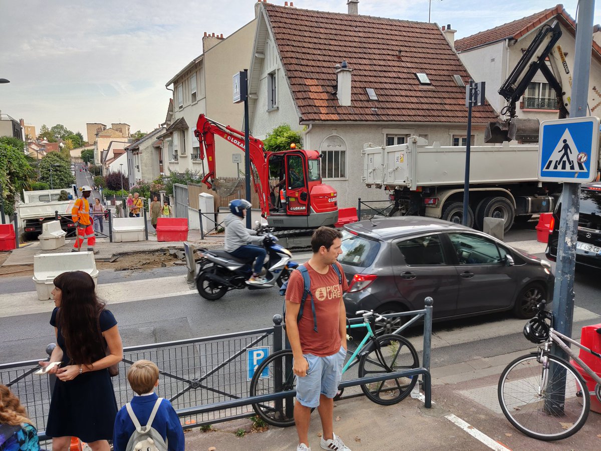 milani05's tweet photo. Un jour de rentrée @VilledeVanves avec des travaux pour accueillir les élèves dans leur nouvelle école !!! Organisation à revoir et taille de la cour de recrée aussi !! #nul #manqueorganisation #ecoleduparc https://t.co/2Og7TKuprq