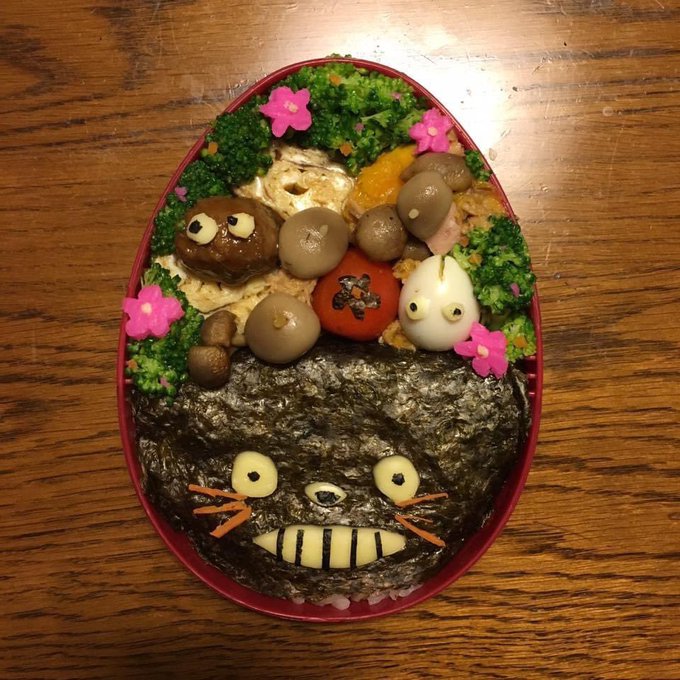 姪っ子に弁当を作ってあげたときの。キャラ弁とのし紙。絵よりも弁当のほうがはるかに時間がかかった。花はかまぼこ、髭はニンジン、目は海苔😭😭😭ミニトトロはうずらのたまご、まっくろくろすけはミートボール。………果てしなかった!

#ジブリ 