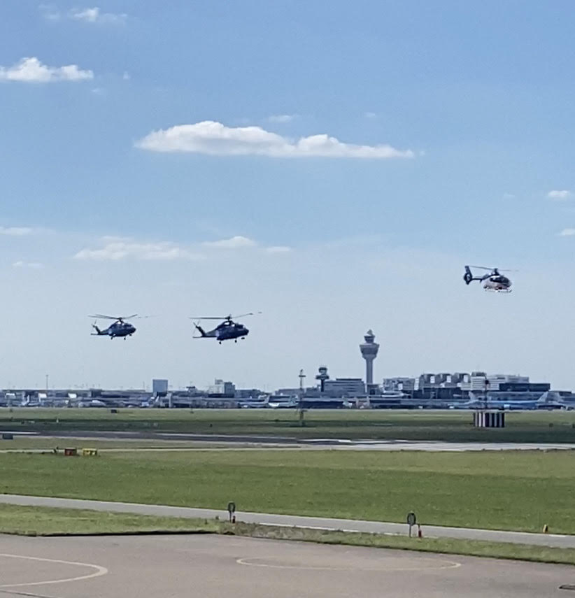 #depolitieheli had vandaag een oefening formatie vliegen met 3 heli's. Dit was in de omgeving van 
IJmuiden. ^AK🚁🚁🚁