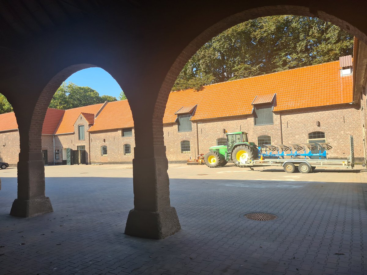 Werkbezoek aan de <a href="/LivarVarken/">Livar BV</a> Kloosterboerderij. Een mooi concept. Interessante maar moeilijke dilemma's zijn er soms... Uitloop, wat goed is voor #dierenwelzijn kan soms betekenen dat er meer ammoniakuitstoot is dan bij een vollere afgesloten stal met luchtwasser..