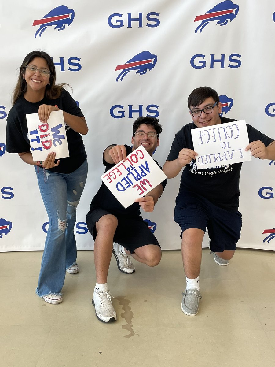 keri_waddle's tweet photo. Gibbon’s Class of 2023 applied to college today!!!! #apply2college #ghsbuffs https://t.co/nUhrKBefK7