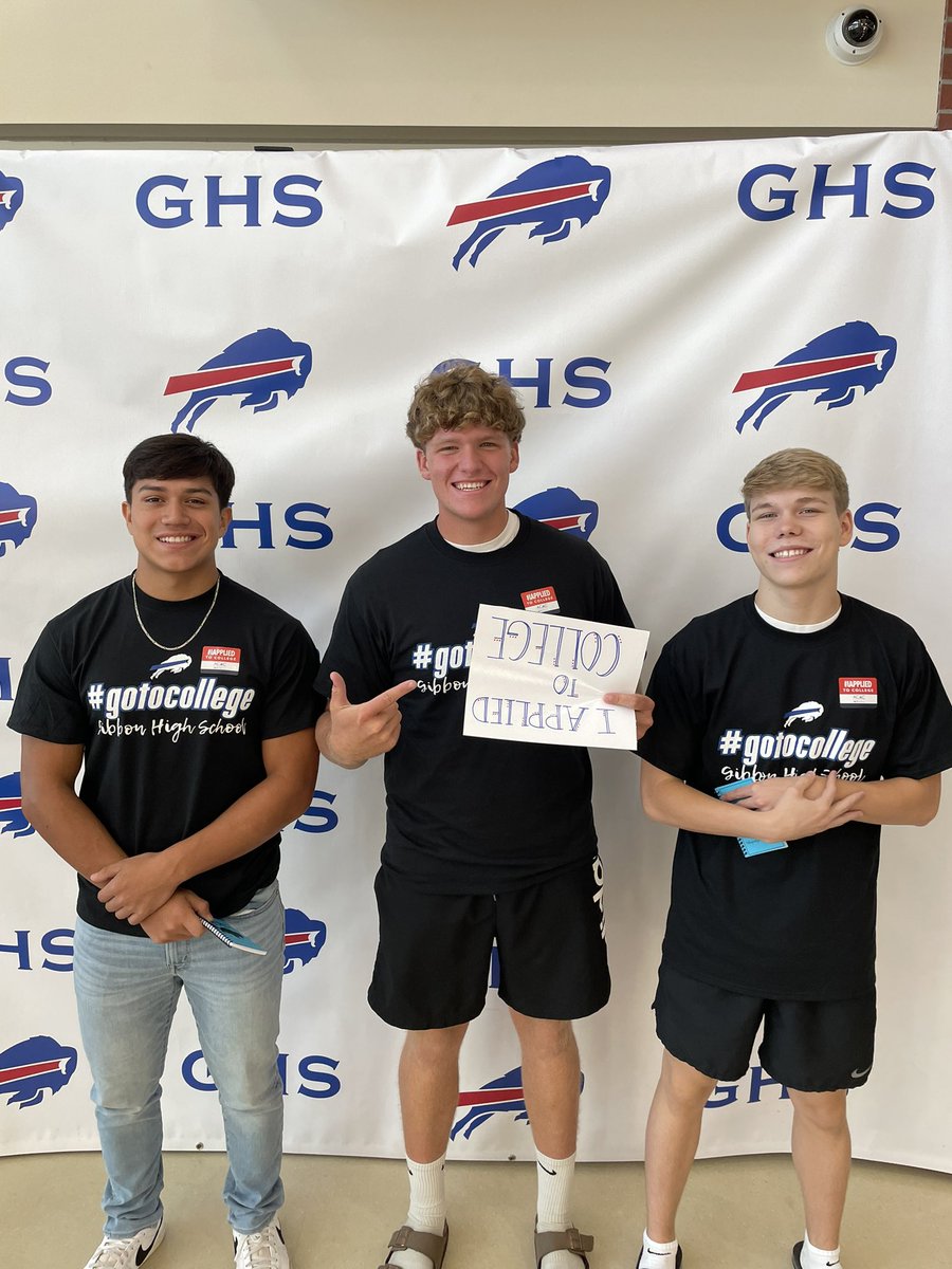 keri_waddle's tweet photo. Gibbon’s Class of 2023 applied to college today!!!! #apply2college #ghsbuffs https://t.co/nUhrKBefK7
