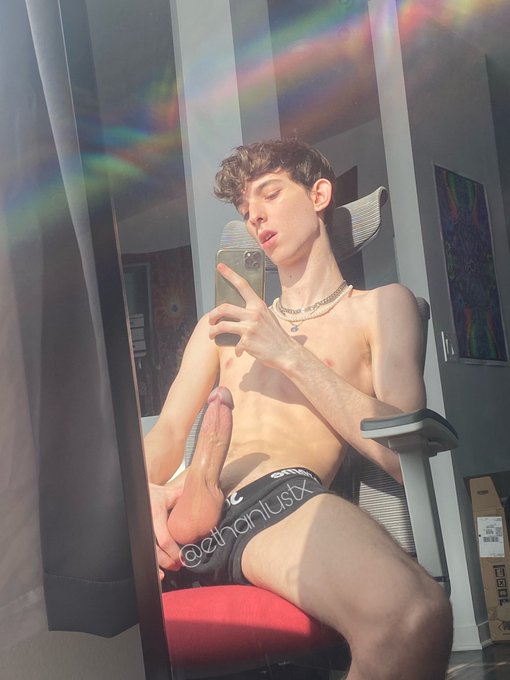 Face &amp; pole 😋 https://t.co/GqLOtdxkwF