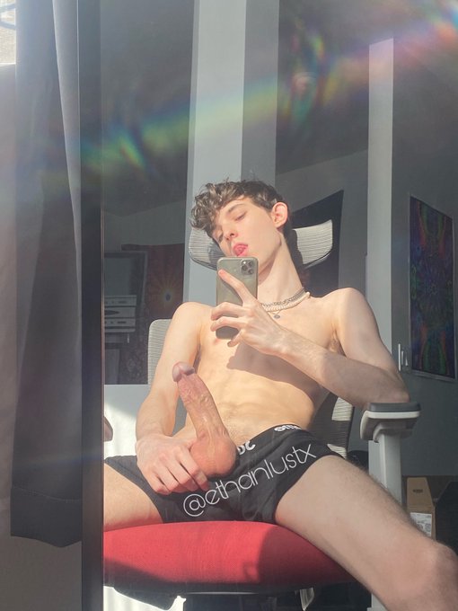 Face &amp; pole 😋 https://t.co/GqLOtdxkwF