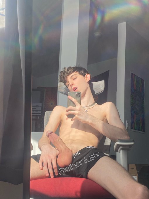 Face &amp; pole 😋 https://t.co/GqLOtdxkwF