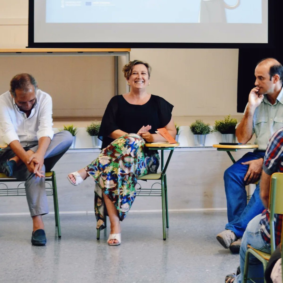 Raquel_Tamarit's tweet photo. 🧮 El professorat de tots els centres educatius ha tornat a les aules per a rematar l'inici de curs. Hem estat a l'IES Orriols per a escoltar, compatir i, sempre, intentar millorar.

Gràcies per la vostra feina i bon retorn de nou a les aules! 😊 https://t.co/HI7T89BXD7