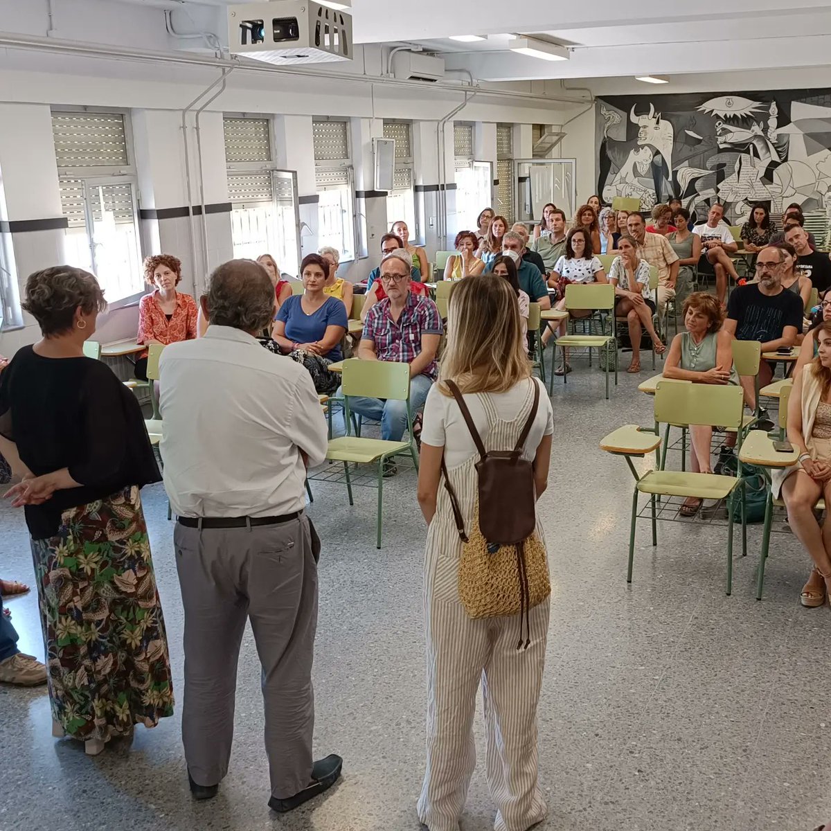 Raquel_Tamarit's tweet photo. 🧮 El professorat de tots els centres educatius ha tornat a les aules per a rematar l'inici de curs. Hem estat a l'IES Orriols per a escoltar, compatir i, sempre, intentar millorar.

Gràcies per la vostra feina i bon retorn de nou a les aules! 😊 https://t.co/HI7T89BXD7