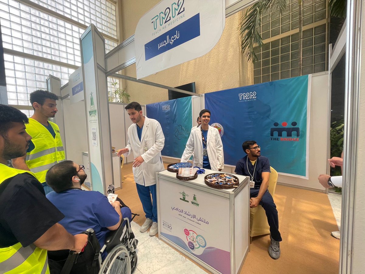 TheBridgeKAU's tweet photo. مشاركة نادي الجسر في فعالية  ⁦#TMM22⁩ الموجهة لدفعة  ⁦#MED22⁩ 
نبارك لهم انضمامهم لعائلة كلية الطب ✨

ونتمنى لهم مسيرة حافلة بالنجاح والتوفيق 💙🧡 https://t.co/nEu7u9SBz3