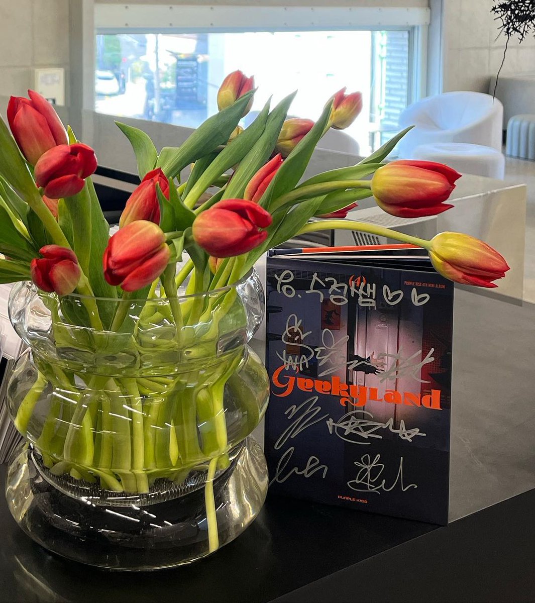 [#PURPLEKISS'in Saç Stilistinin IG Güncellemesi]

"Promosyonlarımız sırasında bize çok hoş saç modelleri hediye ettiğiniz için teşekkür ederiz ♡ Sayenizde mutlu bir şekilde performans sergileyebildik ♡ Altın elleriniz sayesinde promosyonları çok güzel tamamladık!"

#PURPLE_KISS