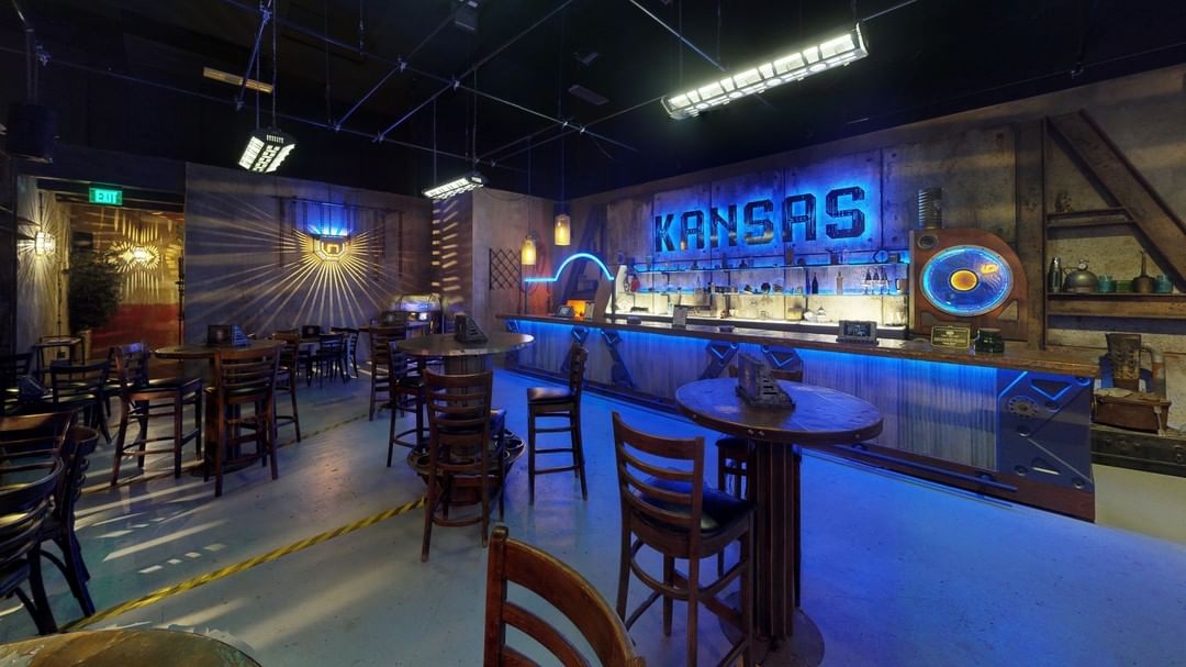 AlitaArmy's tweet photo. Some cool photos of the Kansas Bar set from Alita: Battle Angel 🤩
https://t.co/kk5qB2u3Eu
When can we come visit, @Rodriguez? 😊 https://t.co/lIbrqiqmgt