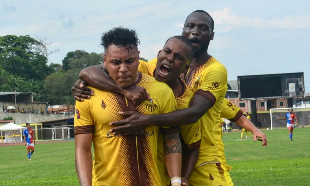Balonazos's tweet photo. Dificil cierre de año vivirán cientos de jugadores y cuerpos técnicos con el palazo a la Liga FutVe 2.

#LigaFutVe2 
#Jugadores
#CuerposTécnicos
#MasDesempleo

🔗 https://t.co/tzDchiHOha https://t.co/6oVbOAQm8r