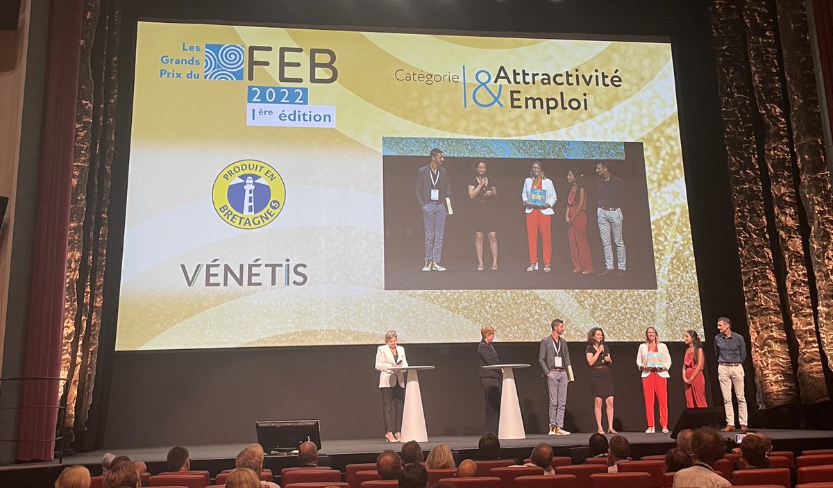 [MERCI &amp; BRAVO] Clap de fin sur deux jours de rencontres et d’échanges enthousiasmants au  @fe_breton2022 avec la remise du prix de l’#attractivité  et l’#emploi <a href="/produitenbzh/">Produit en Bretagne</a> et <a href="/glevenetis/">Vénétis</a> par @MEuverte qui représente  le <a href="/GroupeSNCF/">Groupe SNCF</a> en <a href="/regionbretagne/">Région Bretagne</a> <a href="/mickaelpicart29/">Mickael Picart</a>