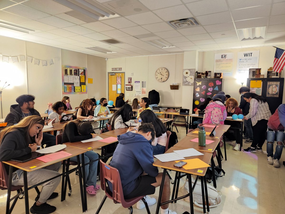 BGreenlhs's tweet photo. #LHSCMH Ss learned about the #TrueColorsPersonalityTest and how it can be used to understand themselves and others. Color groups built objects with limited supplies - can you tell what they are?
@lisdcte @LewisvilleISD
#workingtogether #attributes #careerknowledge https://t.co/CPeQK6bUqo