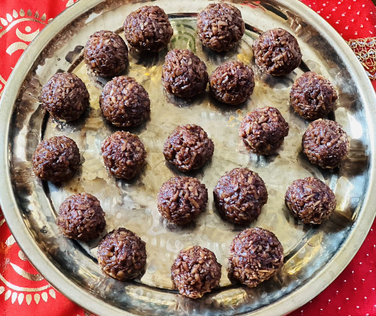 odissidancing's tweet photo. Ganesh Chaturthi Puja- Ganapati Bappa at home! Today’s blog: pea kachori (koraishutir kochuri), fried aubergine (baingan bhaja), coconut laddoos with jaggery (gurer narkol nadu)! @amibanerjee1 https://t.co/V2wlftVvco
