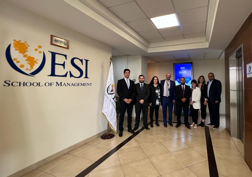 BrunoZepedaB's tweet photo. Estoy muy orgulloso del proyecto de #Internacionalización en @Tecmilenio, liderado por Victor Ortiz, donde ya estamos formando #aprendedores en Centroamérica. ¡Felicidades a los primeros 49 graduados de Liderazgo y Organizaciones Positivas en #Guatemala! https://t.co/3BHex2CYEn