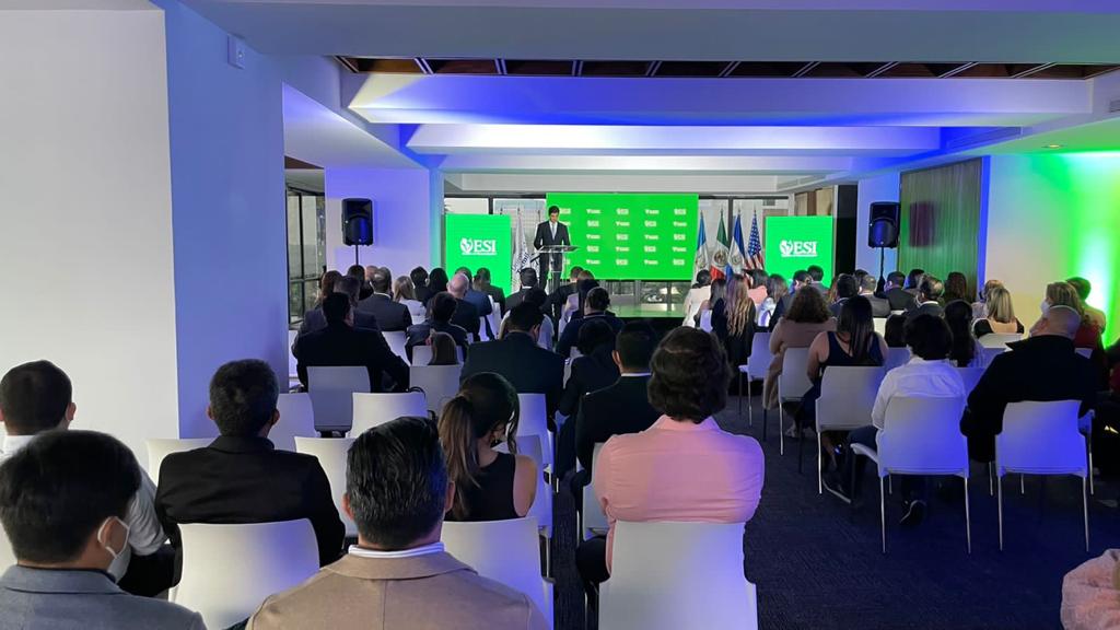 BrunoZepedaB's tweet photo. Estoy muy orgulloso del proyecto de #Internacionalización en @Tecmilenio, liderado por Victor Ortiz, donde ya estamos formando #aprendedores en Centroamérica. ¡Felicidades a los primeros 49 graduados de Liderazgo y Organizaciones Positivas en #Guatemala! https://t.co/3BHex2CYEn