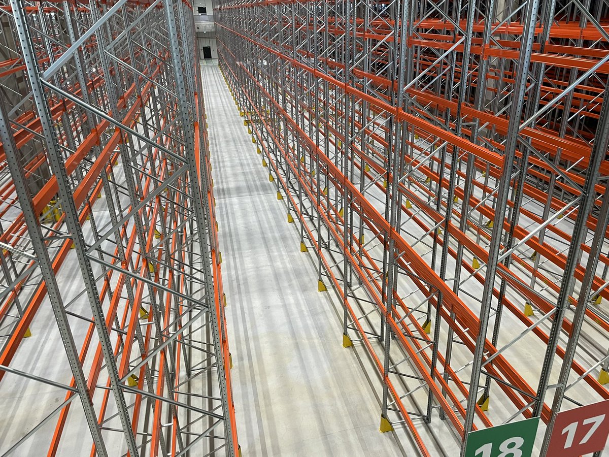 RitvaViljanen's tweet photo. Barona avasi valtavan logistiikkakeskuksen Vantaalla. Logistiikka on Vantaan erityinen vahvuus. Toivotamme Baronan uuden logistiikkakeskuksen lämpimästi tervetulleeksi. Toivon sille paljon varastoitavaa, vilkkaasti liikkuvia robotteja ja verkkokaupalle vauhtia! #barona #vantaa https://t.co/TuCuhU9Kp3