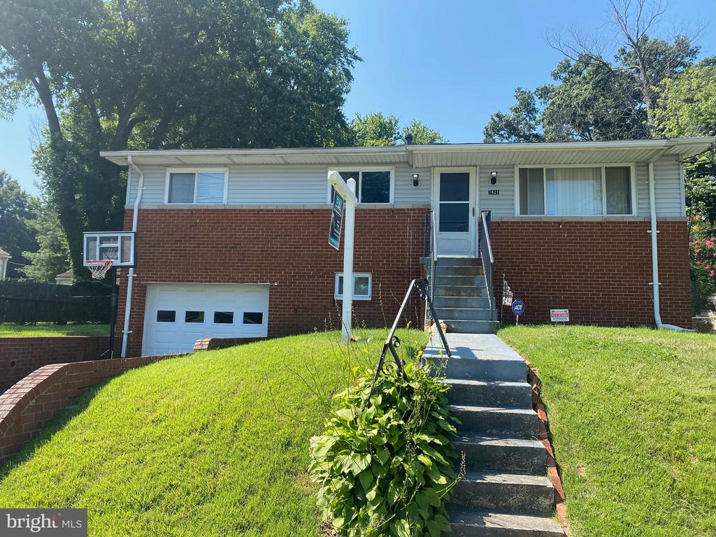 MikeB_'s tweet photo. This home will wait for no one. Be the first to see it! #homesforsale #homeowner  https://t.co/1QCPbqfUA0 https://t.co/rOlVtmS6FA