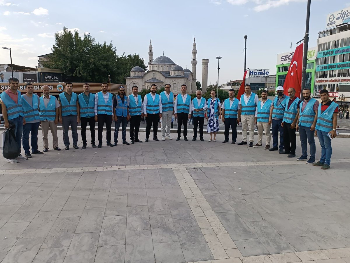 battalgazideva's tweet photo. @devapartisi sahada, sokakta, halkla iç   içe, çalışmalarına hız kesmeden devam ediyor.Malatya saha çalışmaları kapsamında bizle beraber halkın arasına karışan
GMYK üylerimiz hemşehrilerimiz
Sn. @cemavsar44 
Sn. @ibrahimgezer44 
Sn. @duyguaydindiri
Çok teşekkür ederiz. https://t.co/ok4eHMRrcv