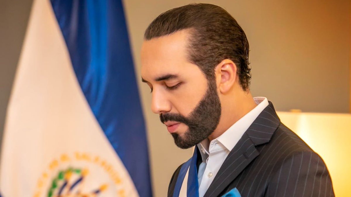 JorgeCastro_SAO's tweet photo. Hay presidentes del montón como este señor que vemos acá, llegan a gobernar producto de una falta clara de líderes, y hay gobernantes como nuestro Presidente Nayib que desde el primer día de su gobierno demostró ser un líder para el pueblo, pero sobre todo amar y respetar a Dios https://t.co/LDoKATPovb