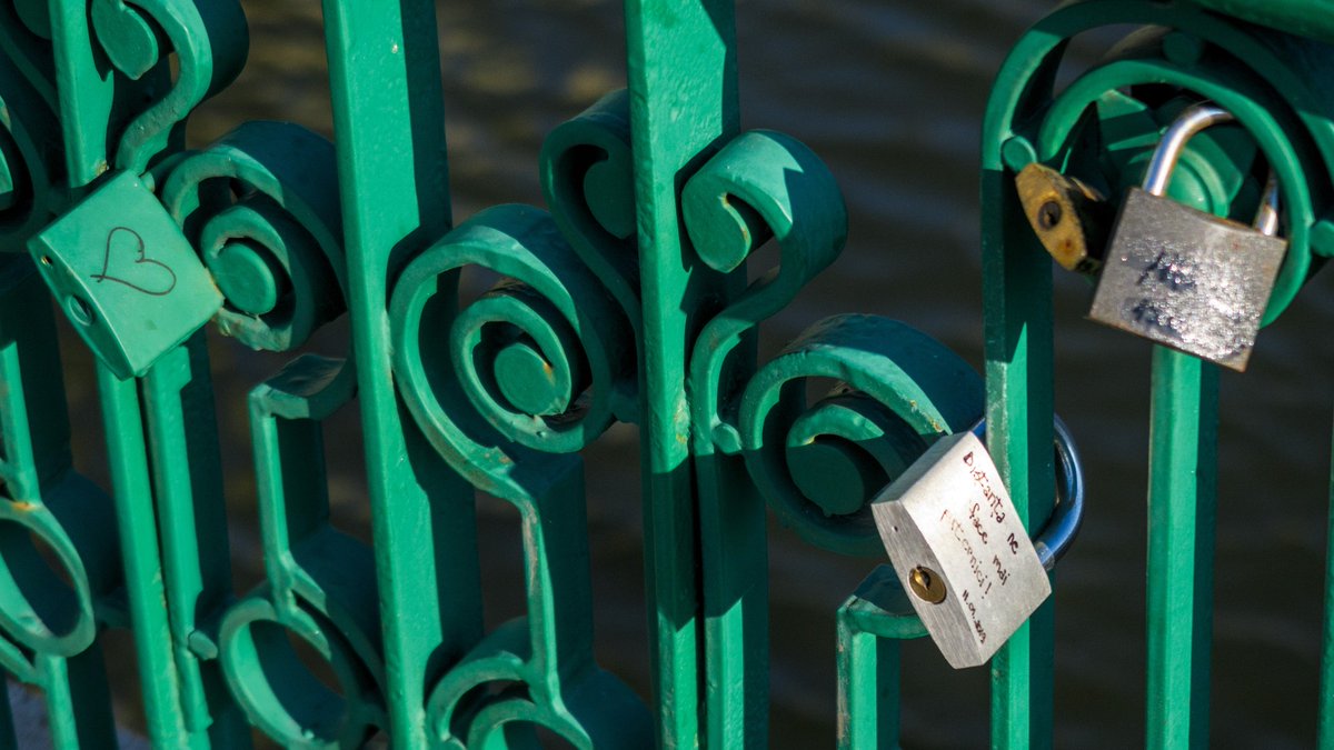 FotoStefan's tweet photo. Love &amp; hope messages #lovelocks #love #locks #padlock #tradition #bridge #loving #lovers #storyofthestreet #lensonstreet #thisisbucharest #unseenbucharest https://t.co/RuICjfR2zp