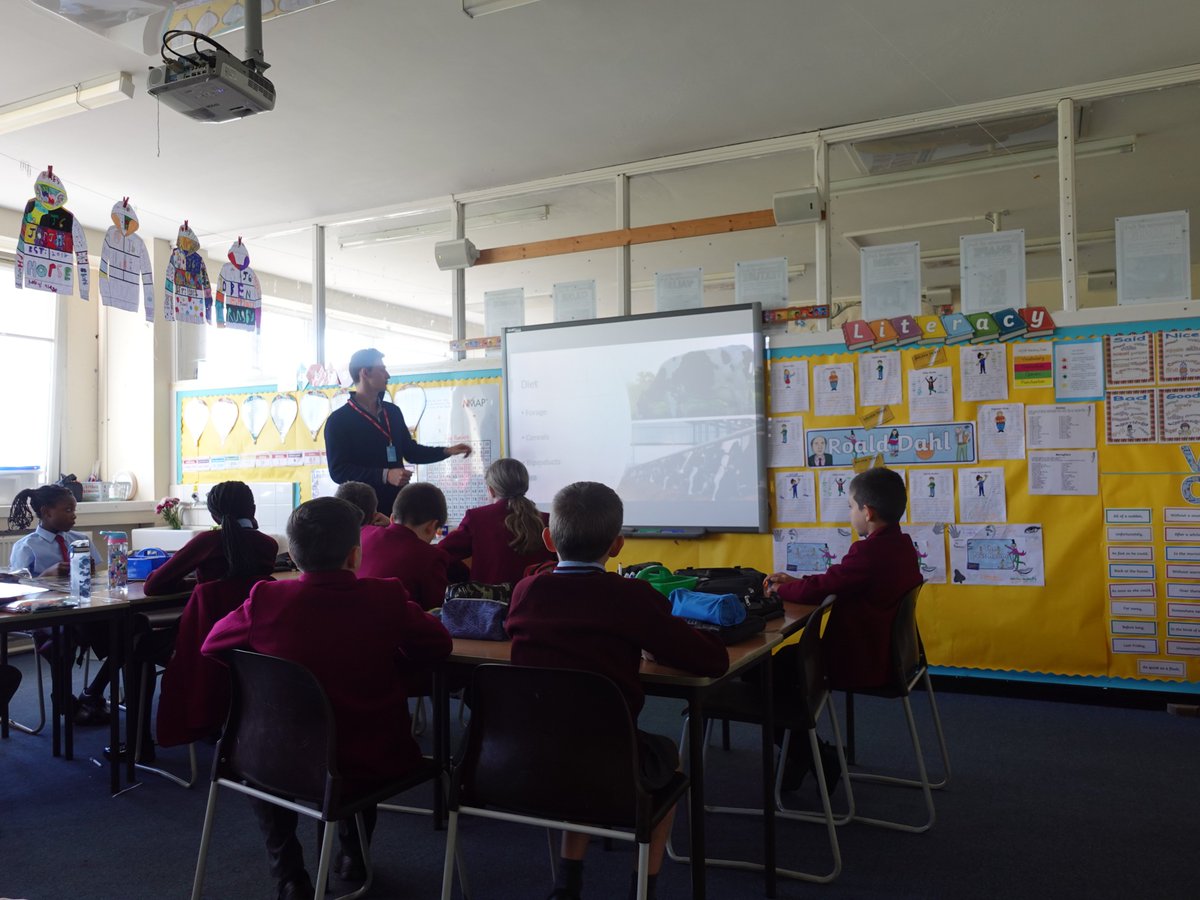 HC_Scotland's tweet photo. #HamiltonJ6 had the pleasure of welcoming Alan Bankier from RHET (Royal Highland Education trust) into class today.

We learnt about the health and welfare of cows , how technology is now used in the milking parlors and organic and artificial fertilisers. #HamiltonWisdom https://t.co/vTDFyPFLn2