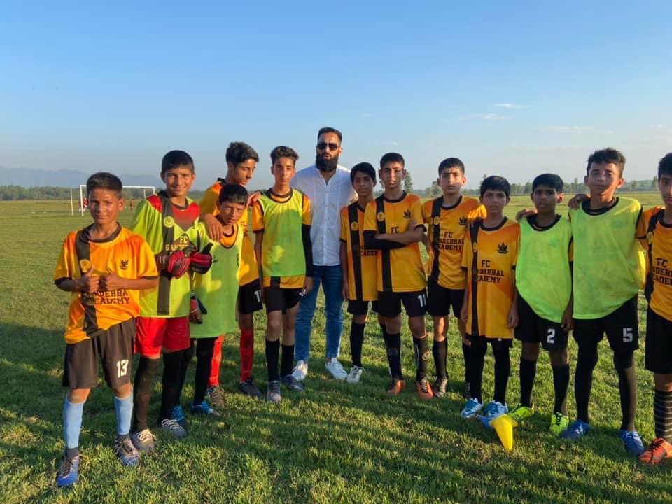 kashmir_sports's tweet photo. Thanks a lot to @26wadoo sir for Not only visiting our academy but providing us much needed support &amp; guidance Our boys were really happy to recieve shoes, uniforms, Balls from the Legend himself. Muzamil Mehmood 
@nuzhatjehangir @SFA_JKSSC @JKSportsCouncil https://t.co/PcVVBW60Za