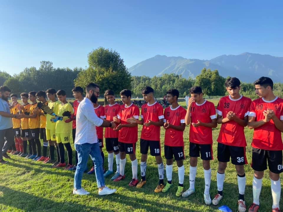 kashmir_sports's tweet photo. Thanks a lot to @26wadoo sir for Not only visiting our academy but providing us much needed support &amp; guidance Our boys were really happy to recieve shoes, uniforms, Balls from the Legend himself. Muzamil Mehmood 
@nuzhatjehangir @SFA_JKSSC @JKSportsCouncil https://t.co/PcVVBW60Za
