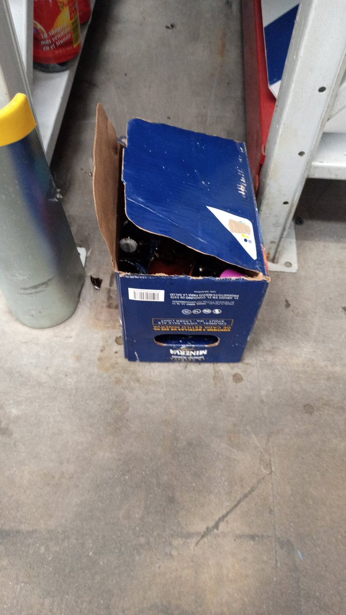 _Aglaee_'s tweet photo. @SamsClubMexico que onda con tus empleados que negan la venta se esconden los productos y aparte groseros y no les importa dejar botellas rotas en puso de venta con tal de llevarse todo https://t.co/qZTaMuH4Qg