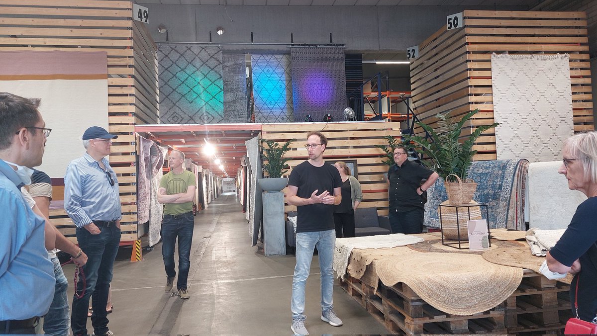 kleiner_Komet_'s tweet photo. #kaffeefahrt 🙃 mit @Bonndigital zu @benuta
Im ehemaligen Cola Lager befinden sich nun #Teppiche.
Direkt beim reinkommen riecht es nach neuen Teppichen.
Es fing einst mit handgeknüpften Perser Teppichen an ....ä https://t.co/wRxqpPcfaq