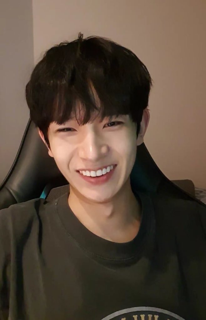 lheesoftie's tweet photo. heeseung’s vlive playlist 🎵

a thread; https://t.co/3iJ0hmEsTn