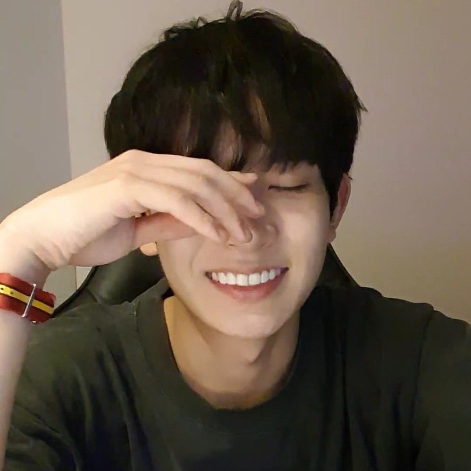 lheesoftie's tweet photo. heeseung’s vlive playlist 🎵

a thread; https://t.co/3iJ0hmEsTn