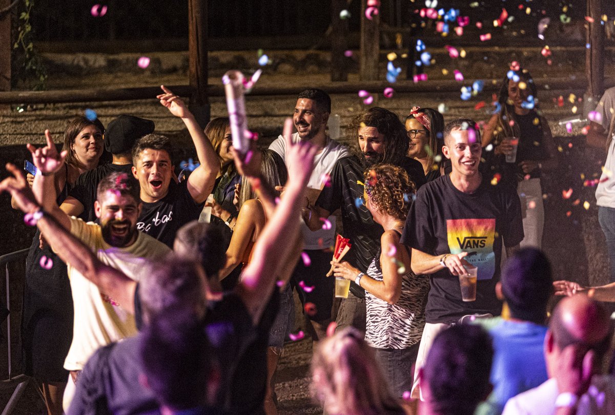 ElSierraFest's tweet photo. ¡Nuestrxs serreñxs!
Habéis demostrado ser un público muy disfrutón, y nos ha encantado veros a todo el mundo en Beas. 

Si estuviste en el festival, búscate en las imágenes y comenta. Más fotos en FB.

Gracias por hacer posible que la magia serreña vuelva brille en Valparaíso 🍃 https://t.co/iztxyVTJkt