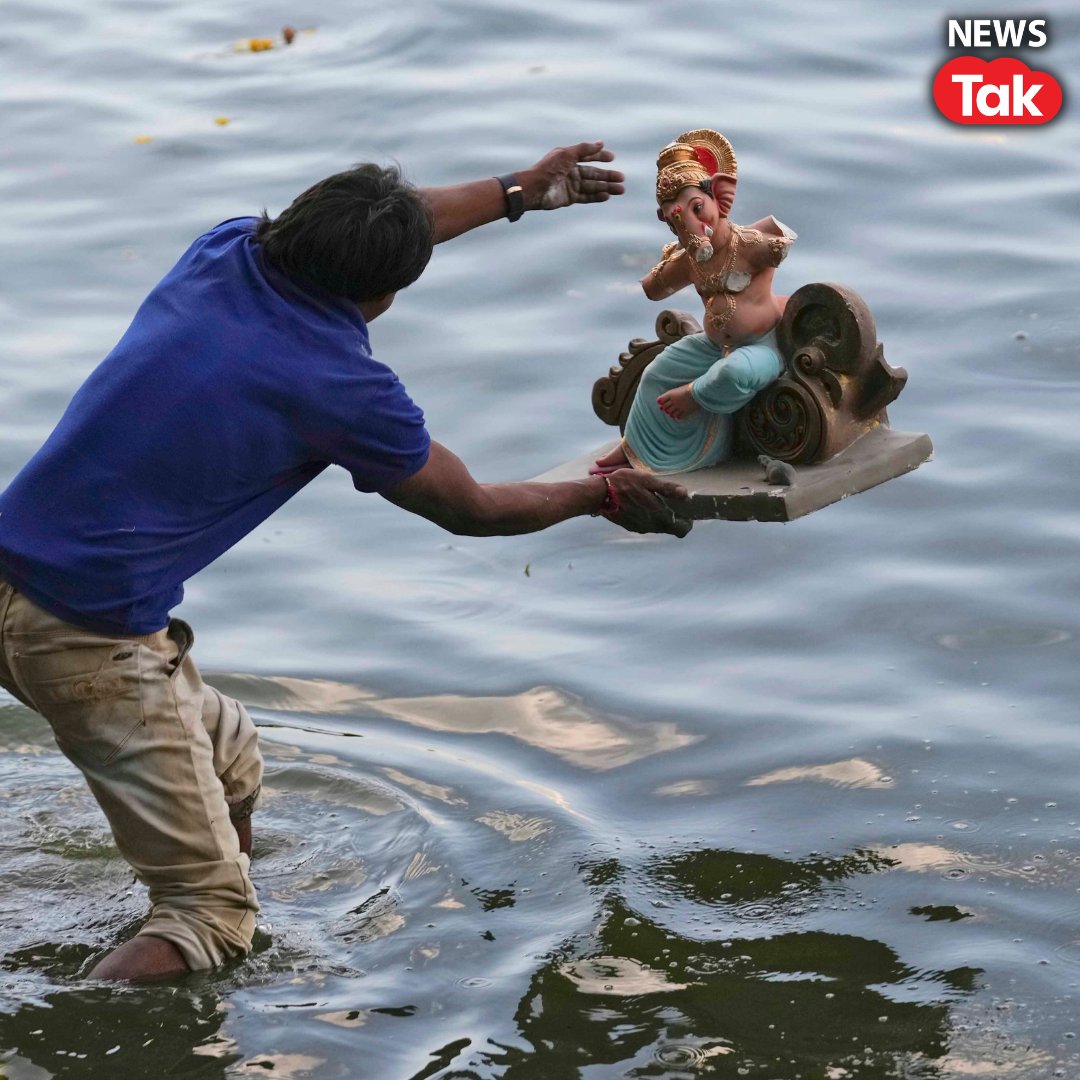 newstakofficial's tweet photo. गणपति बप्पा मोरेया, अगले बरस तू जल्दी आ... 

भारत के अलग-अलग हिस्सों से आईं गणपति विसर्जन की तस्वीरें, भक्ति में सराबोर दिखे बप्पा के दीवाने।
#GanpatiBappaMorya #GaneshUtsav #NewsTakPhotos | @sheltemilind https://t.co/xZLcUm7kOU