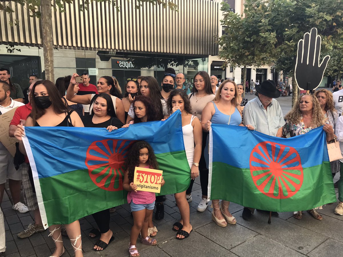 JosebaGines's tweet photo. Hoy nos hemos concentrado frente al comercio #Primor de Iruñea para denunciar el acoso racista a unas mujeres gitanas por parte de su servicio de seguridad y Policía Municipal. 

Basta ya de #antigitanismo nahikoa da✊🏽 https://t.co/afUb4D7Ol1